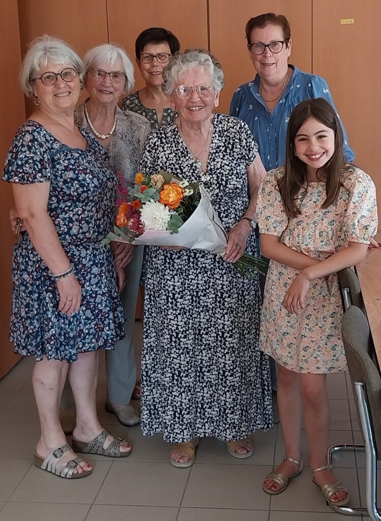510304857_1550797449371080_2098442566347789918_n-749x1024 Un final tout en fleurs pour l'atelier d'art créatif