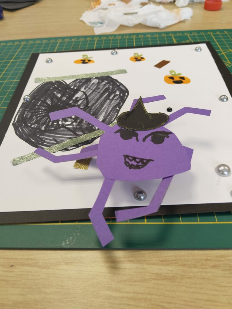 Arts-creatifs-2025-10-19-8-768x1024 🎨 Créativité intergénérationnelle à l’atelier créatif