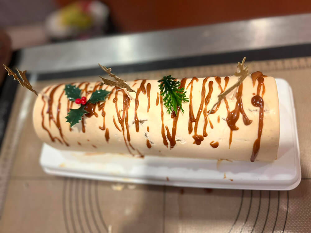 buche2 🍽️ Bûche pomme-caramel et délices salés pour le dernier atelier cuisine de l’année